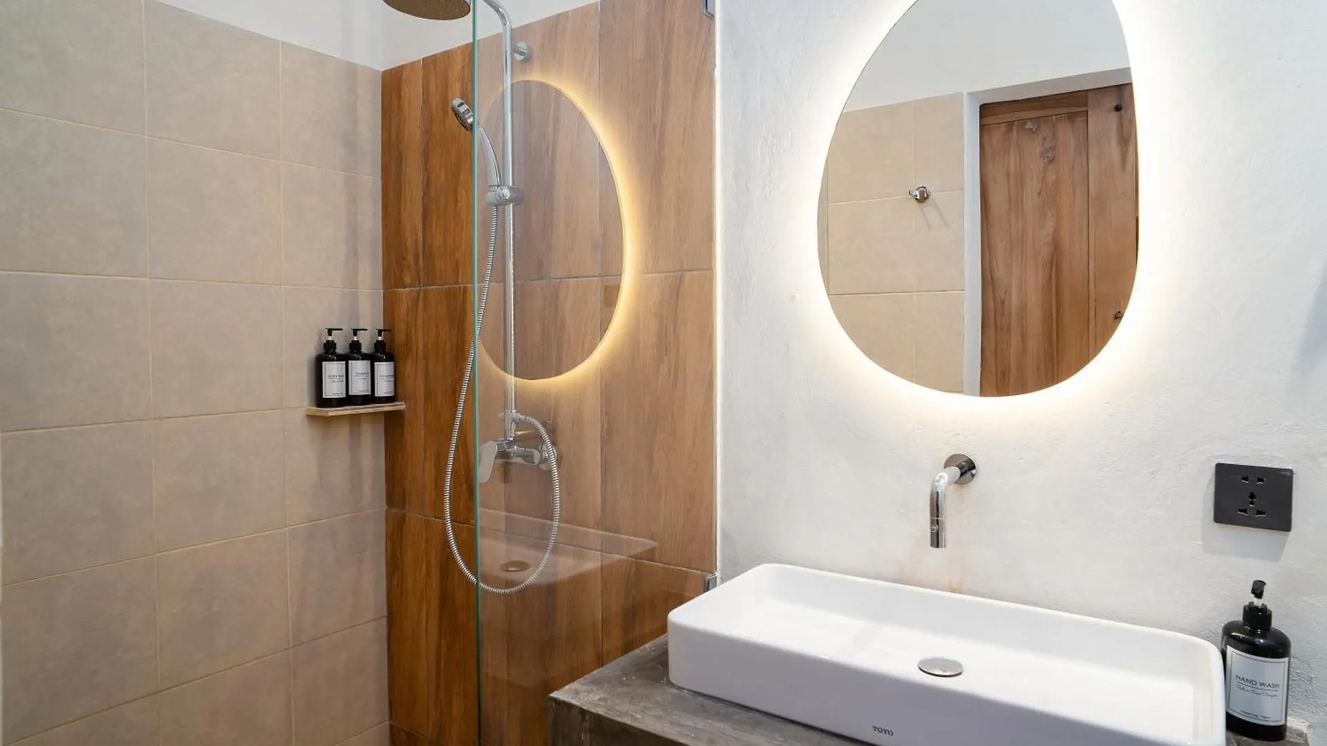 Penzion Alaya Homes C - Elegant Japandi Loft Suite In Seminyak Indonésie